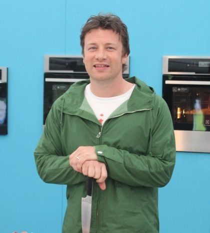 Ο Jamie Oliver μας καλεί σε γεύμα με τους μεγαλύτερους Βρετανούς σχεδιαστές