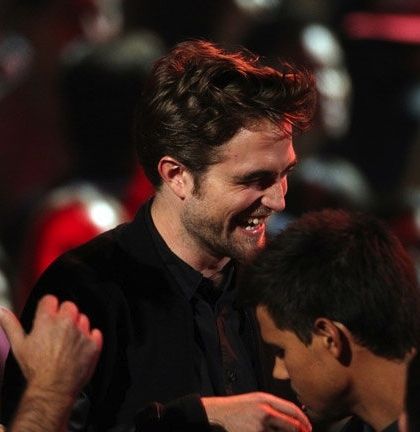 Τι έκανε ο Pattinson όσο η Stewart βρισκόταν στο κόκκινο χαλί της πρεμιέρας της;