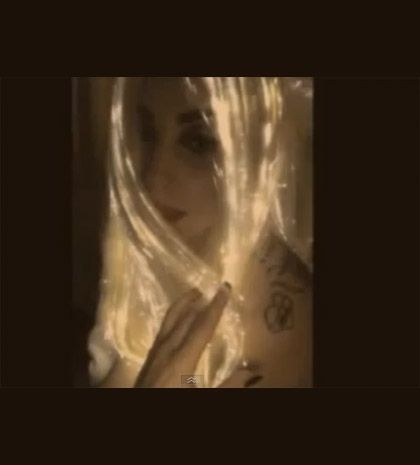 Τα μαλλιά της Lady Gaga... λάμπουν-κυριολεκτικά!