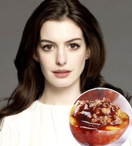 Η Anne Hathaway μας προτείνει το αγαπημένο της γλυκό με γεμιστά ροδάκινα