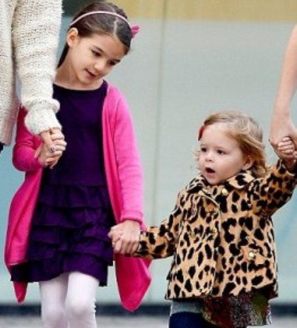 Επιτέλους η Suri Cruise κάνει παρέα με παιδάκι της ηλικίας της
