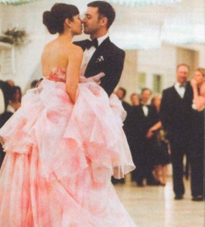 Giambattista Valli: Ο σχεδιαστής μιλάει για το ροζ νυφικό της Jessica Biel