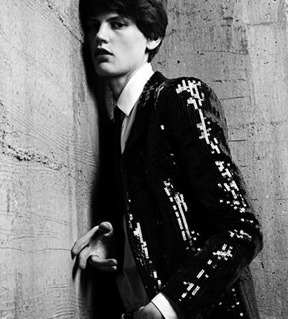 Μια γυναίκα πρωταγωνιστεί στη νέα Saint Laurent ανδρική καμπάνια