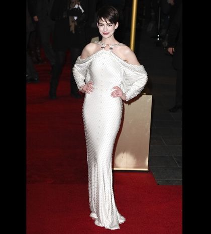 Anne Hathaway: με Givenchy υψηλής ραπτικής στην πρεμιέρα της νέας της ταινίας