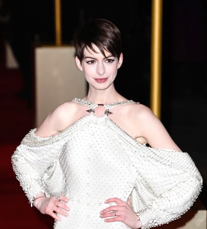 Αντιγράψτε το look: το μεταλλικό γαλλικό mani της Anne Hathaway