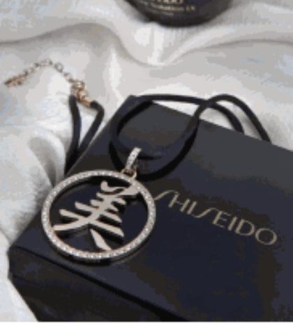 Η Shiseido και η Folli Follie μας προτείνουν ένα μοναδικό πρωτοχρονιάτικο γούρι