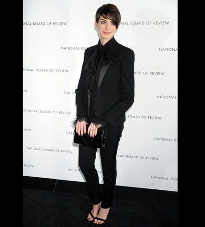 Anne Hathaway: με ανδρόγυνο Saint Laurent look