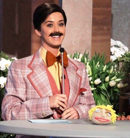 Γιατί η Katy Perry...άφησε μουστάκι; (video)