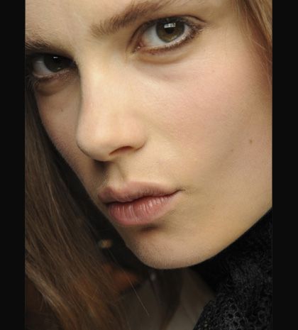 Αντιγράψτε το look: Φρέσκο, ματ πρόσωπο στο show Proenza Schouler S/S 2013