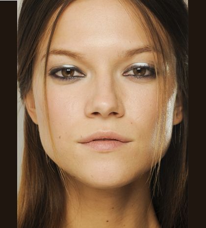 Backstage Beauty: Λεπτή, λευκή γραμμή στα μάτια στο show του Emilio Pucci