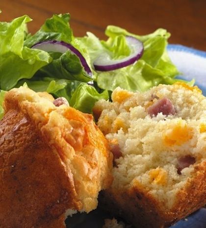 Λαχταριστά και αφράτα muffins με ζαμπόν και τυρί
