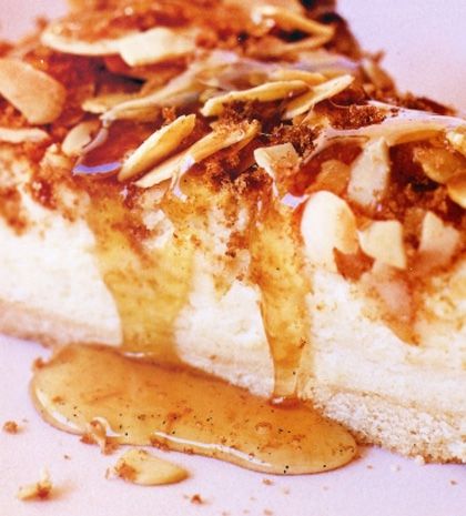 Cheesecake με μέλι, κανέλα, αμύγδαλα και άρωμα βανίλιας