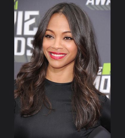 Αντιγράψτε το look: τα casual waves της Zoe Saldana