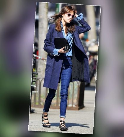 Alexa Chung: αψεγάδιαστος συνδυασμός τριών αποχρώσεων του μπλε