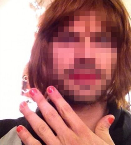 Ποιος Έλληνας sexy ηθοποιός φοράει περούκα και κατακόκκινο κραγιόν;