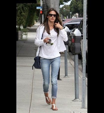 Alessandra Ambrosio: casual με jeans στην California