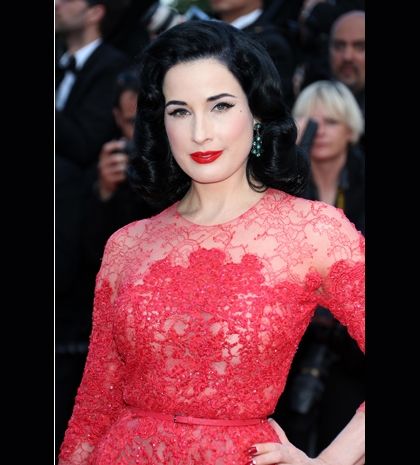 Τι κάνει η Dita Von Teese για να κρατήσει σταθερό το κραγιόν της;