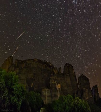 Απίστευτη φωτογραφία: Πεφταστέρια πάνω από τα Μετέωρα