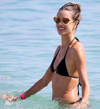 Alessandra Ambrosio: Ο sexy άγγελος της Victoria’s Secret αναστάτωσε τη Μύκονο με τη sexy της εμφάνιση