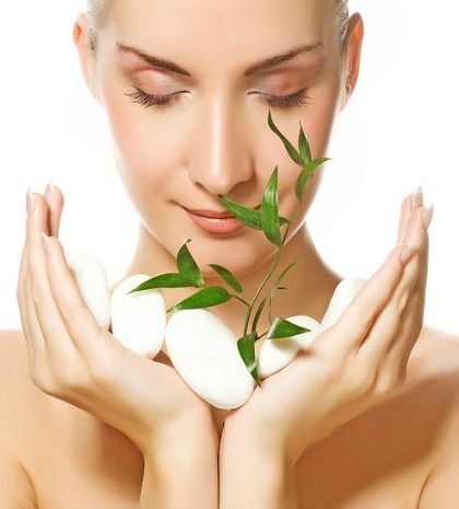 Πώς θα διώξετε τα μαύρα στίγματα με baby oil!
