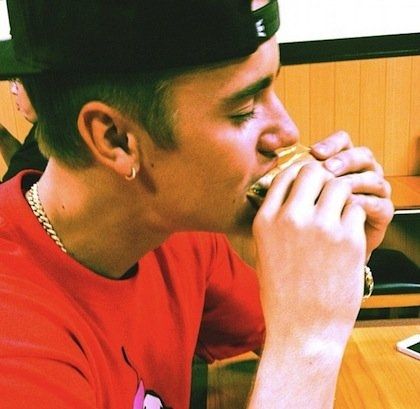 Δείτε τον Justin Bieber να το ρίχνει στο junk food