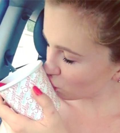 Ireland Baldwin: Δείτε την να ερωτοτροπεί με ένα κυπελλάκι παγωτού