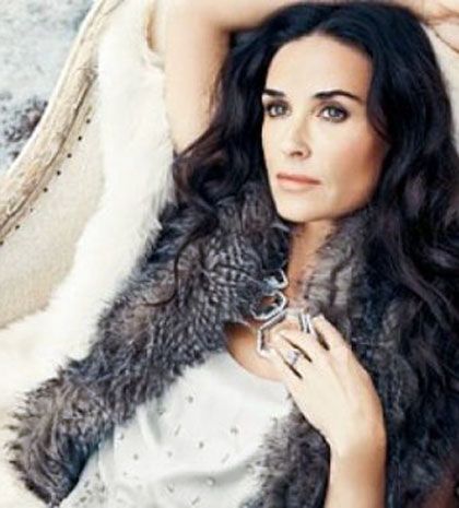 Τι κάνει η Demi Moore όσο την κερατώνει ο σύζυγός της;