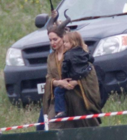 Angelina Jolie: Η επίσκεψη στο γύρισμα από τους Vivienne και Knox