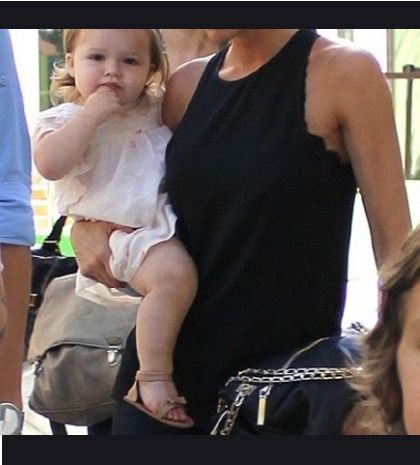Η Harper και τα in fashion σανδάλια της!