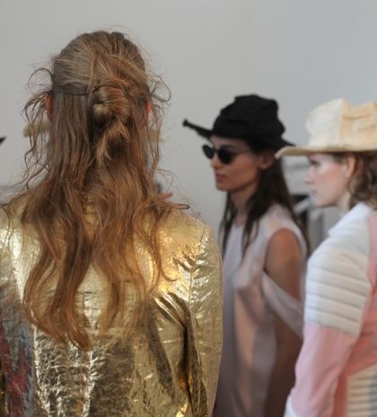 Αντιγράψτε το look: το ρομαντικό χτένισμα στο show των Acne Studios