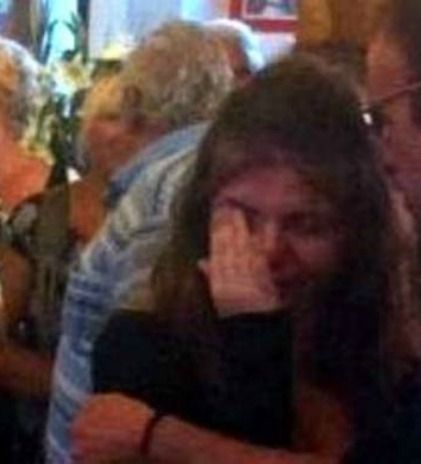 Συντετριμμένη η βαφτιστήρα του Μιχάλη Ασλάνη. Ξέσπασε σε κλάματα κατά τη διάρκεια της κηδείας