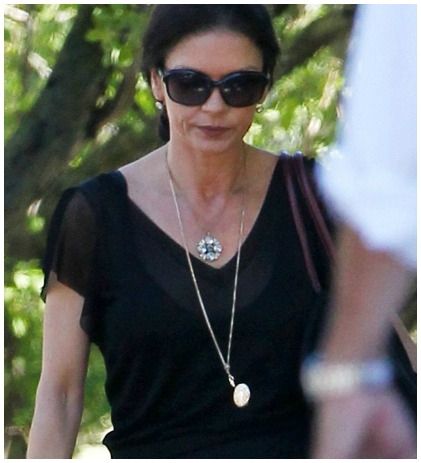 Η Catherine Zeta -Jones καταβεβλημένη μετά το χωρισμό: Αδυνατισμένη και με τσιγάρο στο χέρι