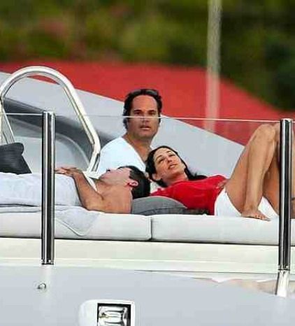 Δεν έχει τον Θεό του ο Cowell! Χάδια με την νυν παρουσία του συζύγου της;