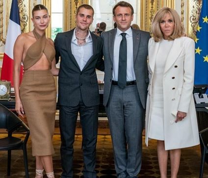 Η Hailey Bieber παραδίδει μαθήματα street style στους δρόμους του Παρισιού