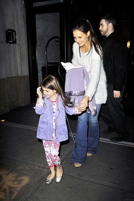 H Suri Cruise βγήκε βόλτα με τις πιζάμες