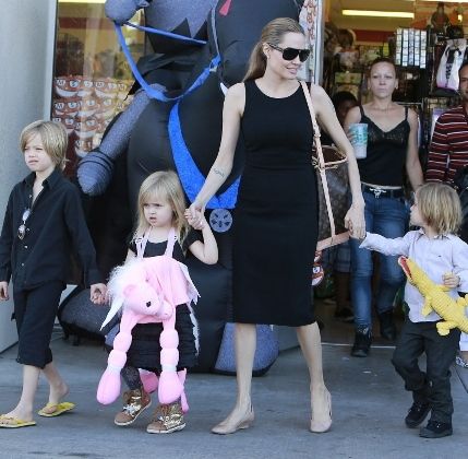 H Αngelina Jolie για αποκριάτικα ψώνια με τα παιδιά