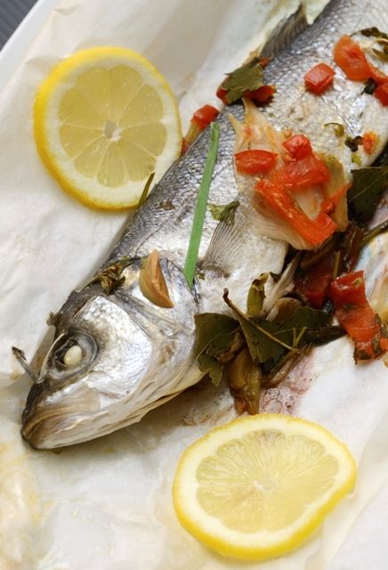 Λαβράκι στη λαδόκολλα με λαχανικά