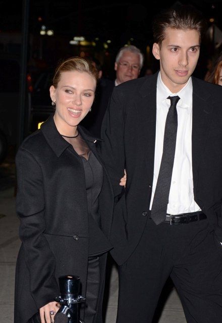 Η Scarlett Johansson αγκαζέ με τον δίδυμο αδερφό της