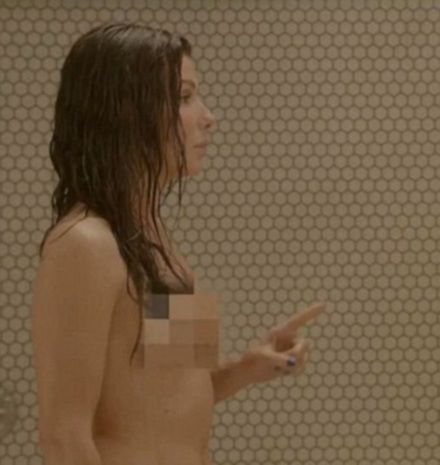 Δείτε τη Sandra Bullock γυμνή να επιτίθεται στην Chelsea Handler!