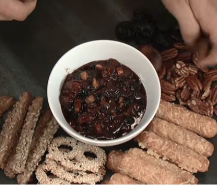 Μπατόν σαλέ με chutney αχλαδιού για να συνοδεύσεις το ζεστό κρασί σου