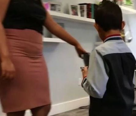 Την έπιασαν «στα πράσα»: Δασκάλα κάνει bullying σε 5χρονο μαθητή (vid)