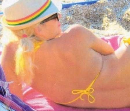 Η Ελένη, το καπελάκι και τα κοτσιδάκια