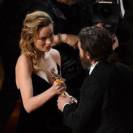 Το μυστήριο λύθηκε: Γιατί η Brie Larson δε χειροκρότησε τον Affleck όταν του απένειμε το Oscar;