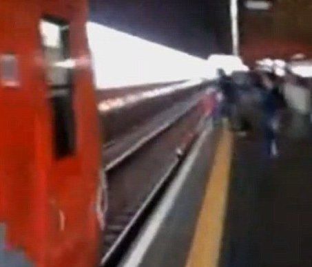 Aπίστευτο: Γυναίκα βουτάει στις σιδηροδρομικές γραμμές και γλιτώνει τελευταία στιγμή από τον θάνατο! (video)