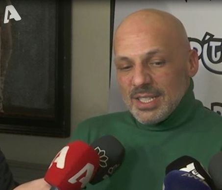 Νίκος Μουτσινάς: Εμφανίστηκε στις κάμερες γεμάτος κοκκινίλες στο πρόσωπό του
