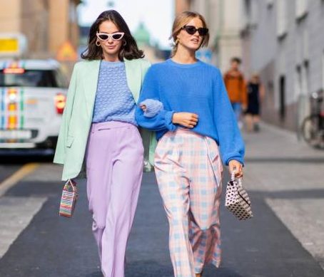 Τα παστέλ παραμένουν στο street style της σεζόν πιο ανανεωμένα