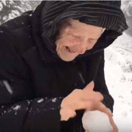 Αυτό το βίντεο του youtube θα γίνει viral: Είναι 101 ετών και χαίρεται σα μικρό παιδί