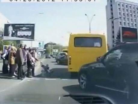 Βίντεο: Γονείς δημόσιοι κίνδυνοι στους δρόμους της Ρωσίας