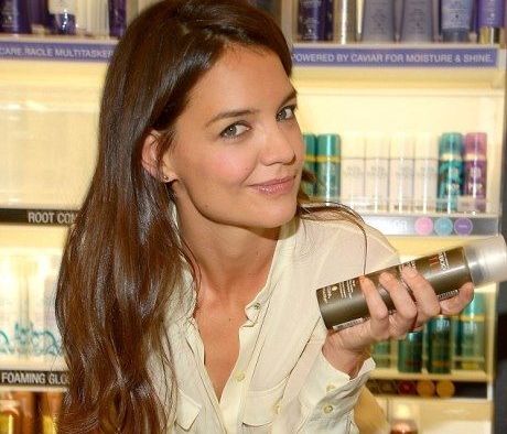 Δείτε πώς μεταμορφώθηκαν τα πόδια της Katie Holmes!