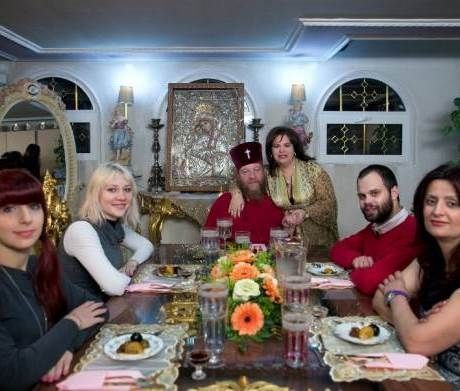 «Θύελλα» αντιδράσεων για τον μοναχό, που «έσπασε» τα μηχανάκια τηλεθέασης στο Κάτι ψήνεται